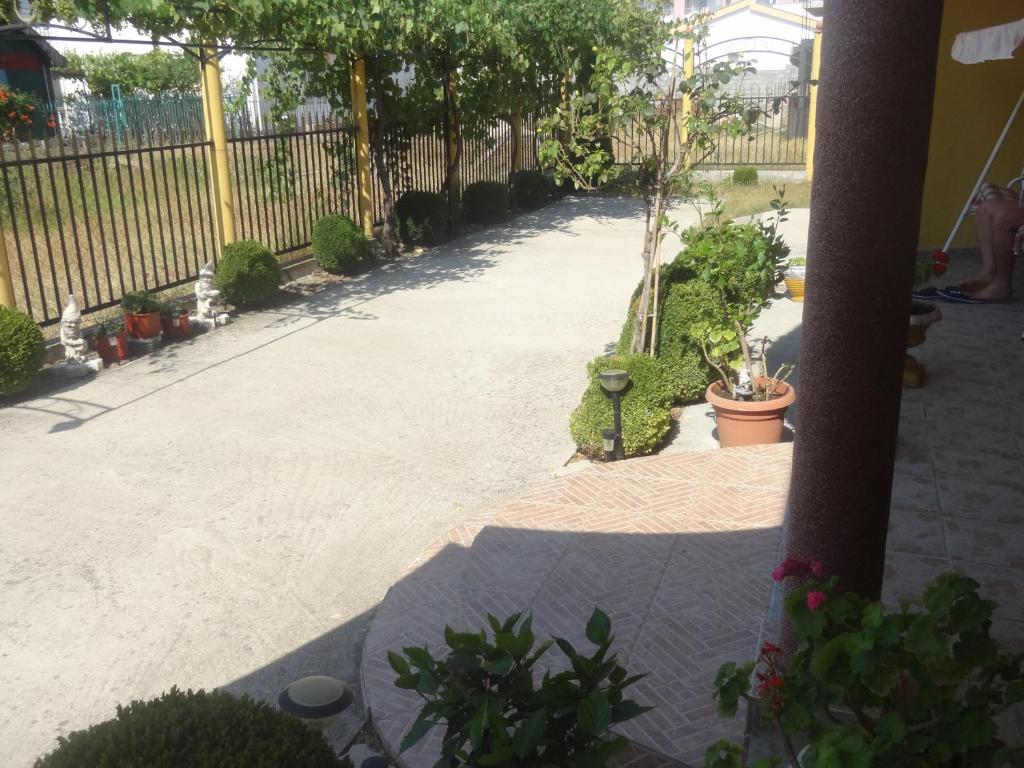 ウルツィニにあるGuest House Oroshiの植物と柵と歩道のある中庭