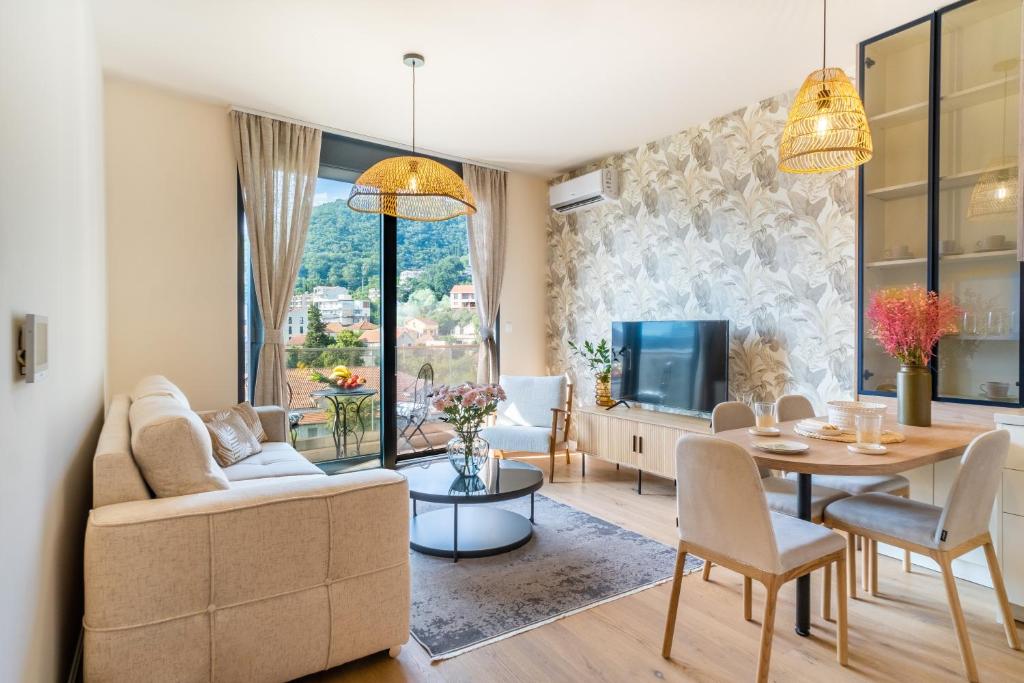 ein Wohnzimmer mit einem Sofa und einem Tisch in der Unterkunft Homa Luxury Apartments Tivat with seaview in Donja Lastva