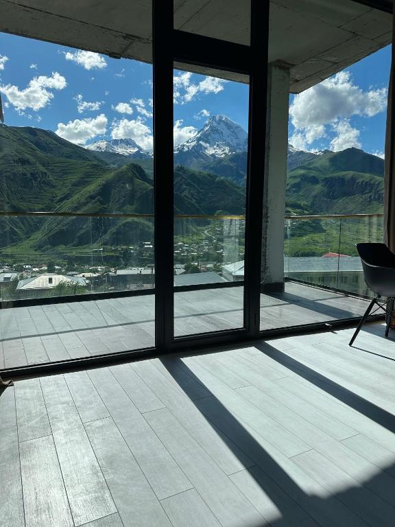 Nespecifikovaný výhled na hory nebo výhled na hory při pohledu z hotelu