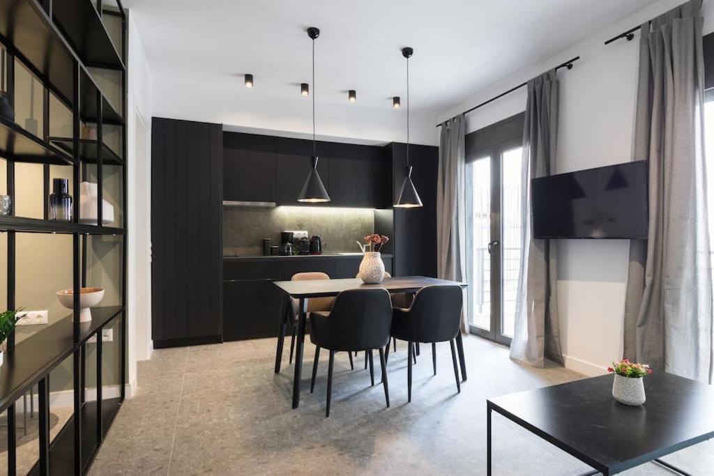 uma cozinha e sala de jantar com mesa e cadeiras em Academy Elegant Apartment #102 em Atenas