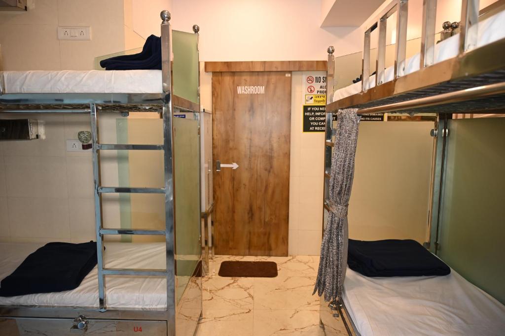 Palanda nebo palandy na pokoji v ubytování Sagar Dormitory Andheri - Nearest to Andheri Railway Station West