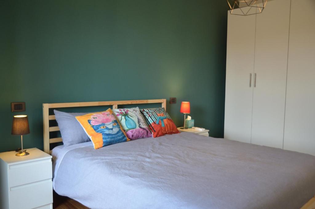 ein Schlafzimmer mit einem Bett mit grünen Wänden in der Unterkunft Giulio Cesare Apartment close to Venice in Salzano