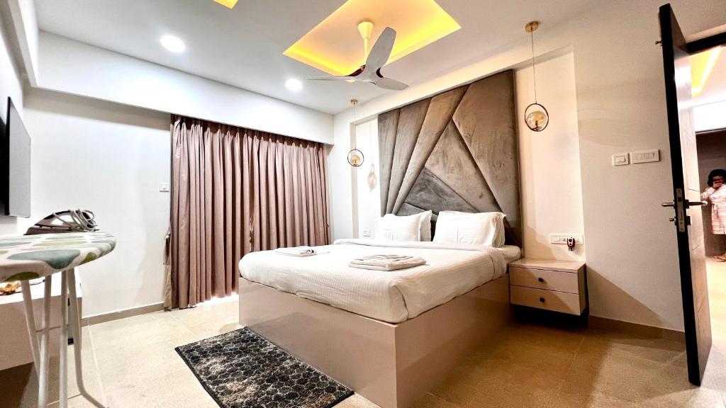 1 dormitorio con 1 cama con cabecero de madera grande en 03-JenVin Luxury Homes - Garden view 2bed Apartment North Goa en Old Goa