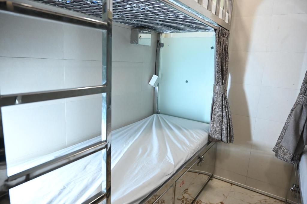Postel nebo postele na pokoji v ubytování Sagar Dormitory Andheri - Nearest to Andheri Railway Station West