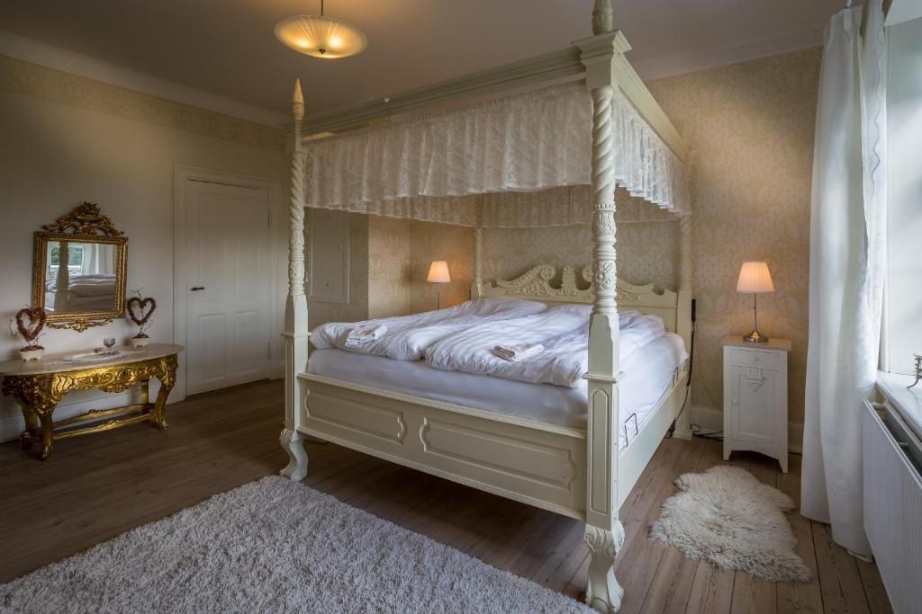 Postel nebo postele na pokoji v ubytování Jungshoved Præstegård B&B