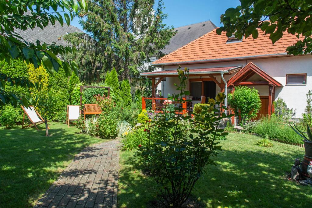 un jardin en face d'une maison dans l'établissement Völgykapu Vendégház, à Monostorapáti