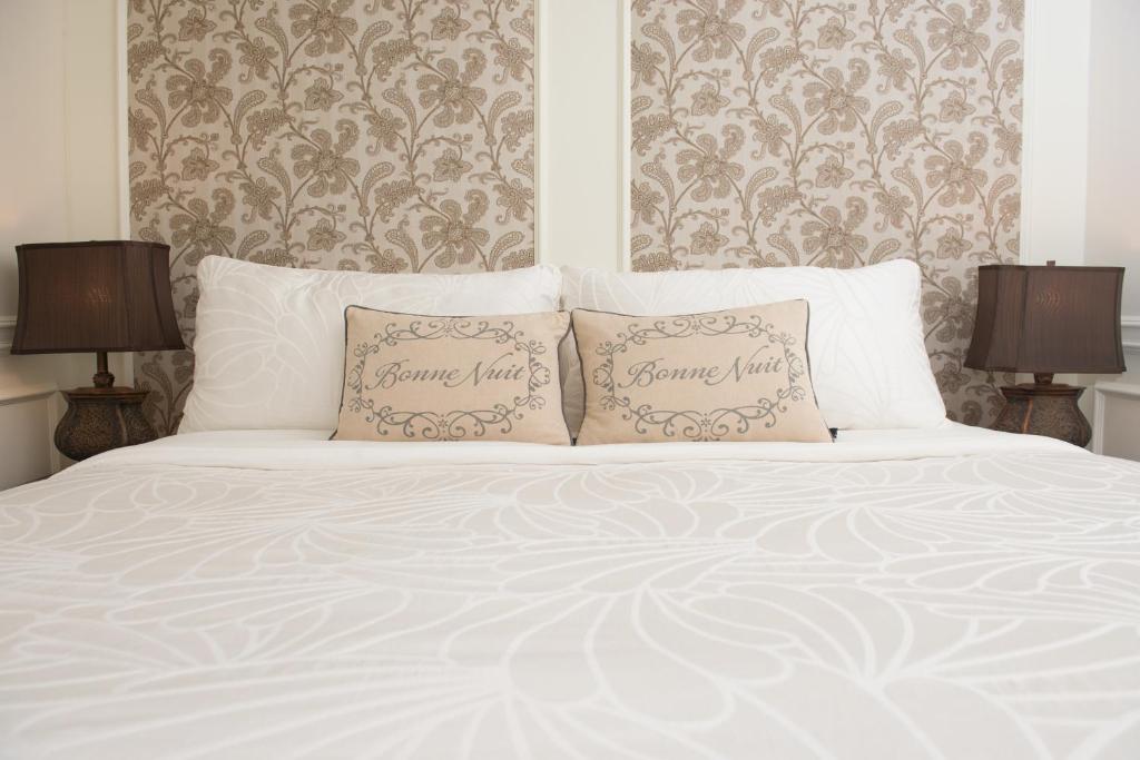Una cama o camas en una habitación de The Craigmyle Inn