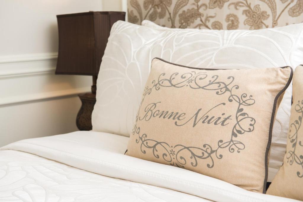 Una cama o camas en una habitación de The Craigmyle Inn