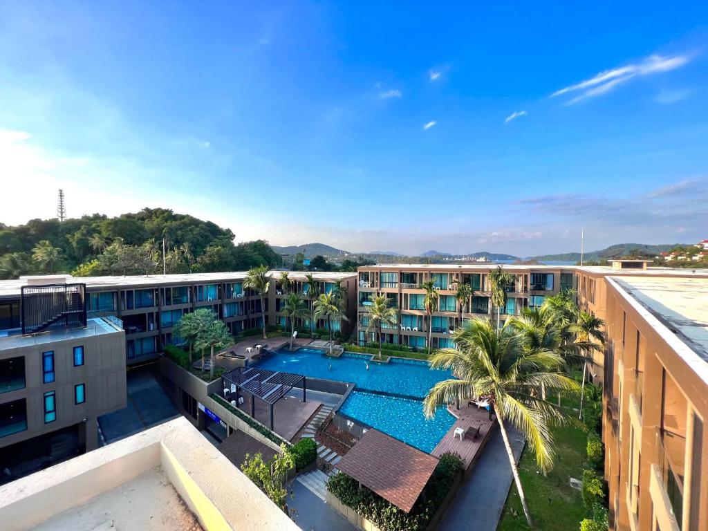 una vista aérea de un complejo con piscina en The Pixels Cape Panwa Condo, en Phuket