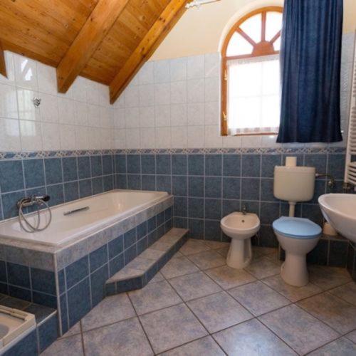 Koupelna v ubytování Pizza Sztori Apartman