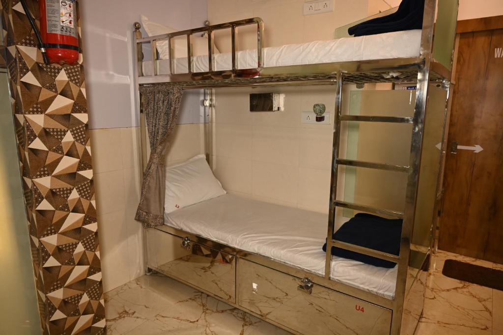 Palanda nebo palandy na pokoji v ubytování Sagar Dormitory Andheri - Nearest to Andheri Railway Station West