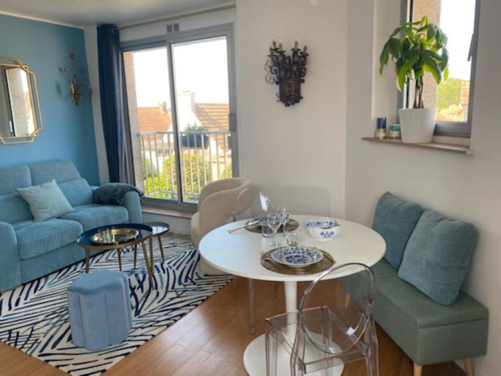 un salon avec un canapé et une table dans l'établissement Chez Sylvie, à Perros-Guirec