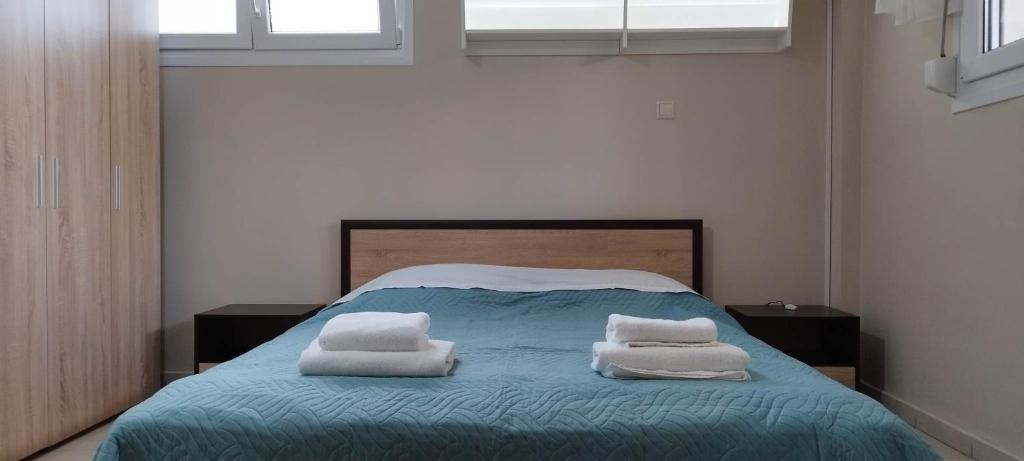 a bedroom with a bed with two towels on it at Lighthouse in Elevtheraí