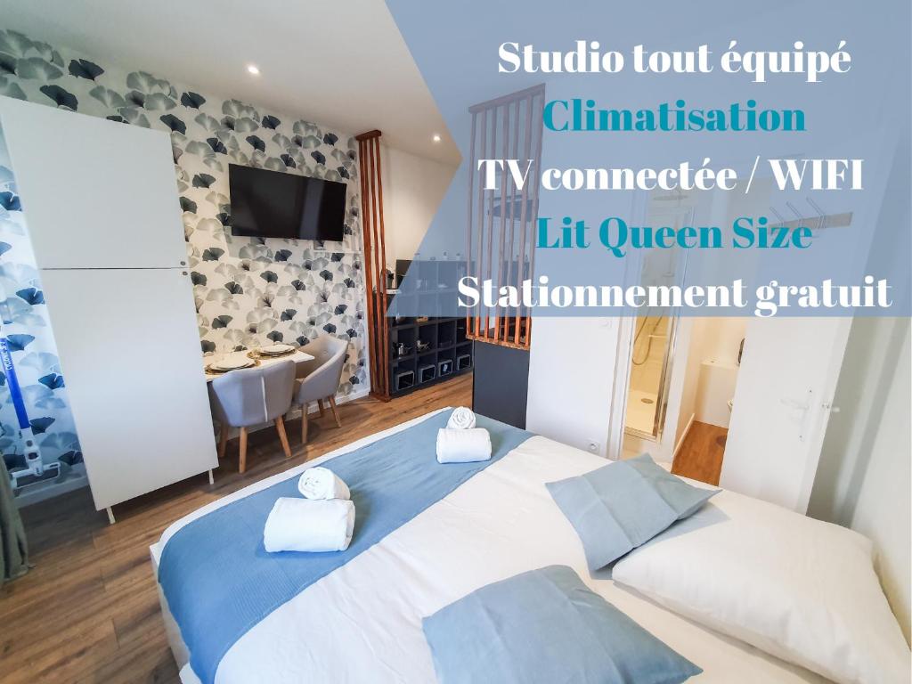 une chambre avec un lit avec deux serviettes dessus dans l'établissement Studio à 10mn à pied de l'hyper centre, à Albi