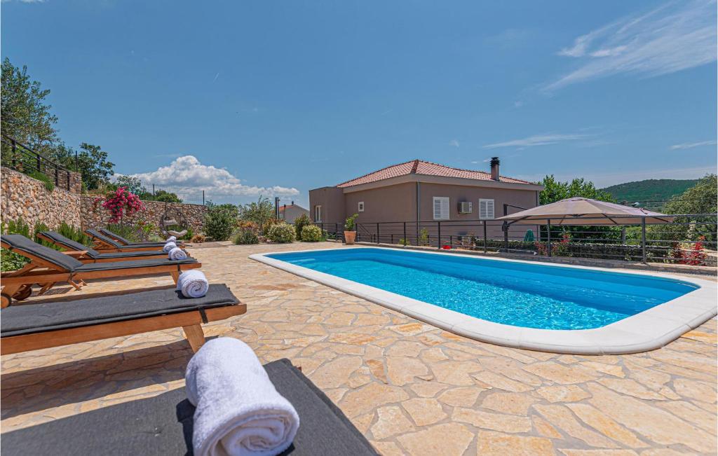 ein Schwimmbad in einem Hof neben einem Haus in der Unterkunft Amazing Apartment In Sibenik With Jacuzzi in Šibenik