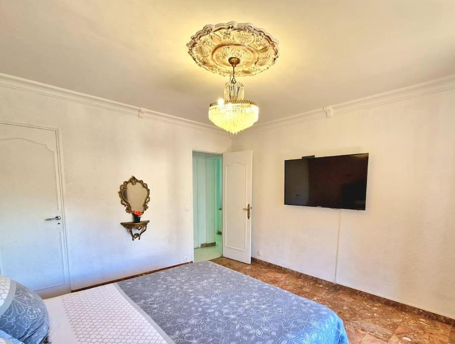 TV a/nebo společenská místnost v ubytování Villa Marseille dans les hauteurs