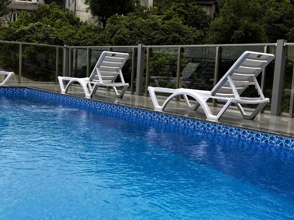 Bazén v ubytování nira hotel nebo v jeho okolí