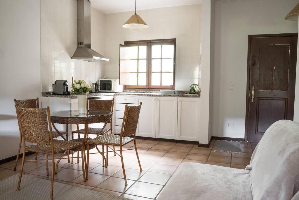 Een keuken of kitchenette bij Casas de Campo do Pomar B&B - Self Check-in