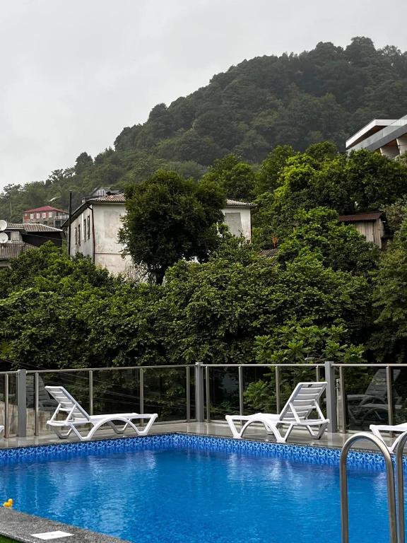 Bazén v ubytování nira hotel nebo v jeho okolí