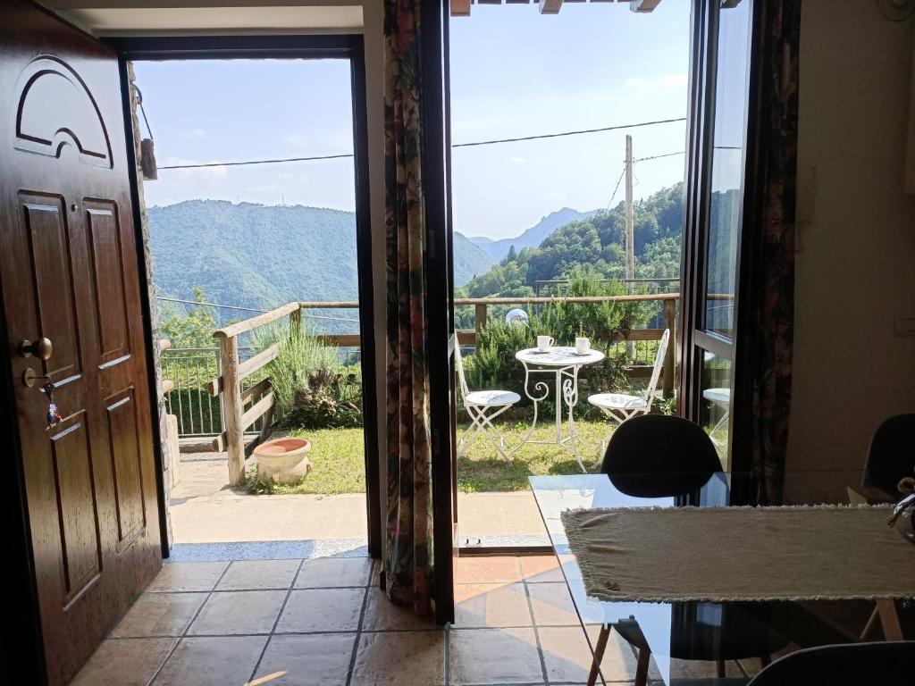 Madonna della CostaにあるMary's Homeの山の景色を望むパティオに通じるドア