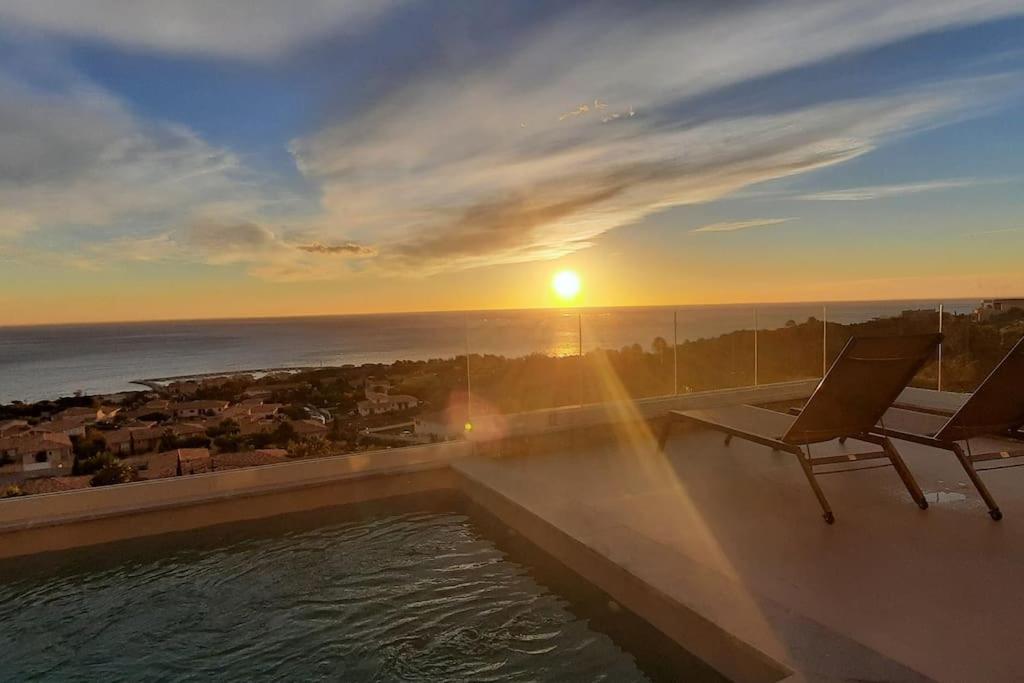 a view of the sunset from the balcony of a house at Villa-soleil-levant vue mer panoramique in Sari Solenzara