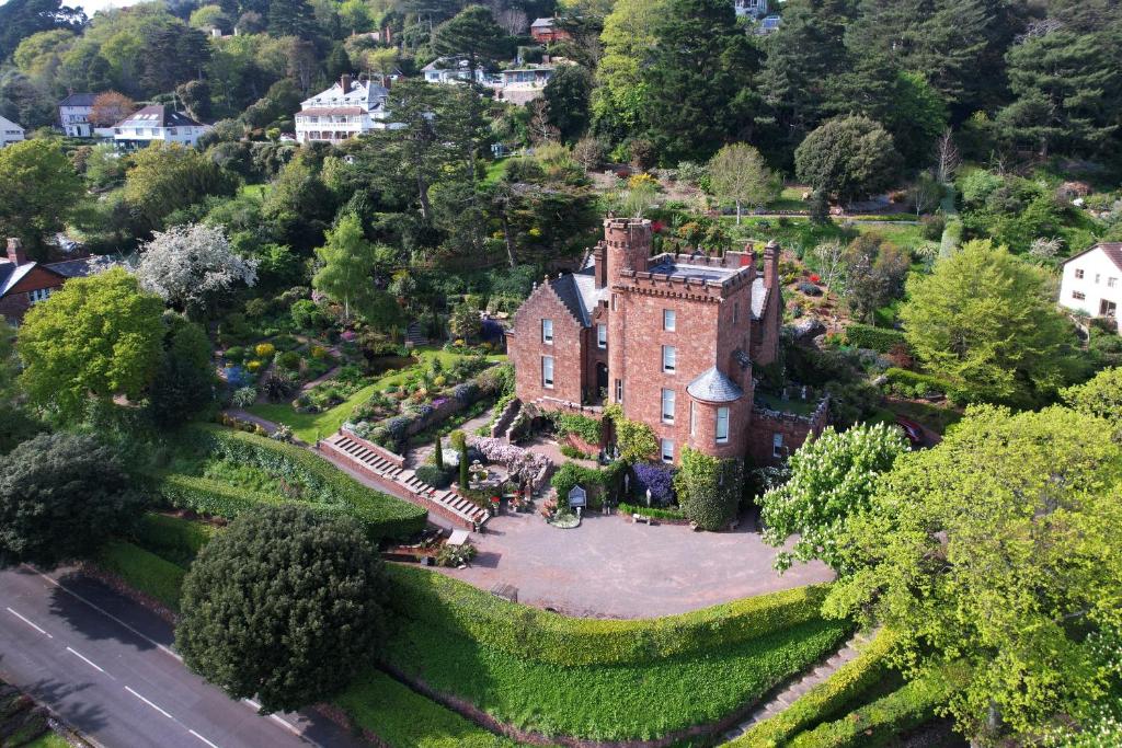 una vista aérea de una casa antigua en una colina en Elgin Tower apartment, en Minehead