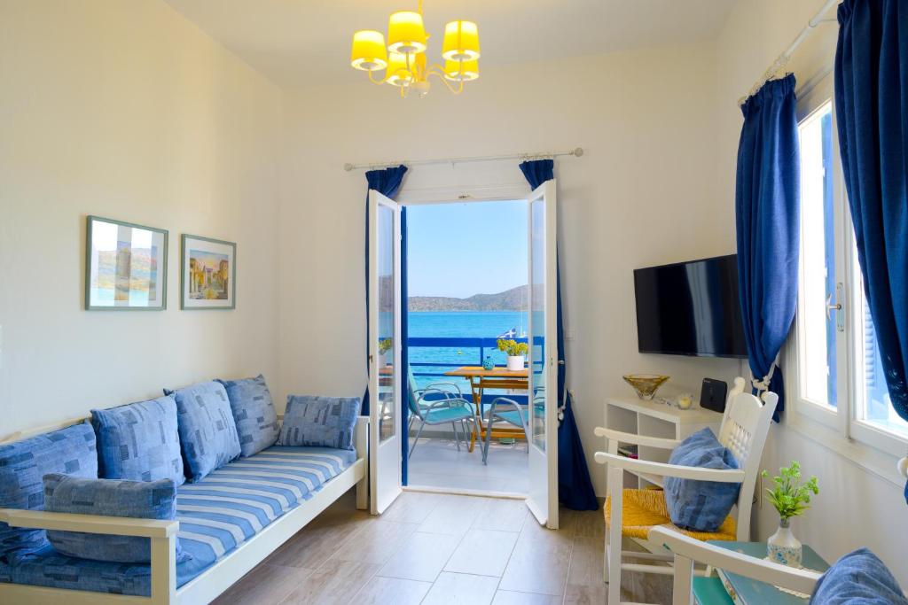 Televízia a/alebo spoločenská miestnosť v ubytovaní Marilena Seaside House