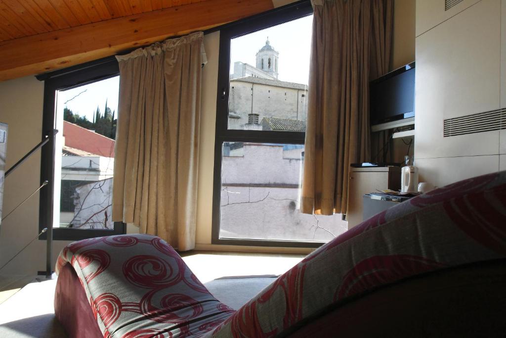TV a/nebo společenská místnost v ubytování Hotel Museu Llegendes de Girona