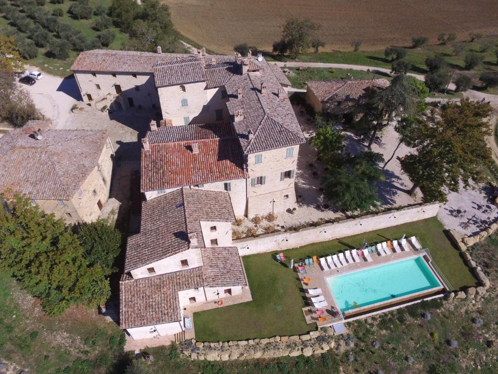 una vista aérea de una casa con piscina en Borgo Colognola - Dimora Storica, en Cenerente