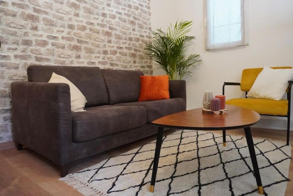 un salon avec un canapé et une table dans l'établissement Appartement en plein centre, à Avignon