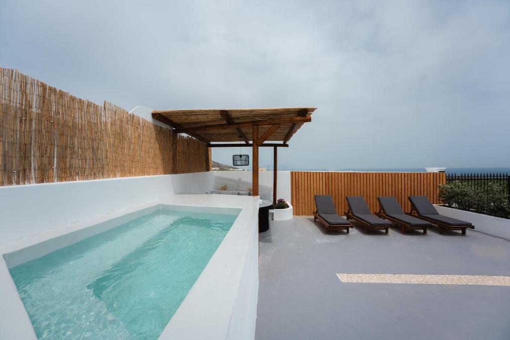 Bazén v ubytování Sunrise Villa Santorini nebo v jeho okolí