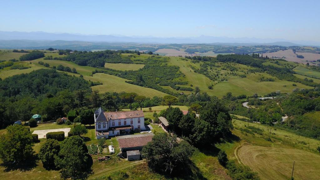 uma vista aérea de uma casa num campo em Pourgues em Le Fossat