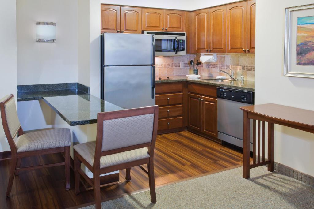 Kuchyň nebo kuchyňský kout v ubytování Staybridge Suites Everett - Paine Field by IHG
