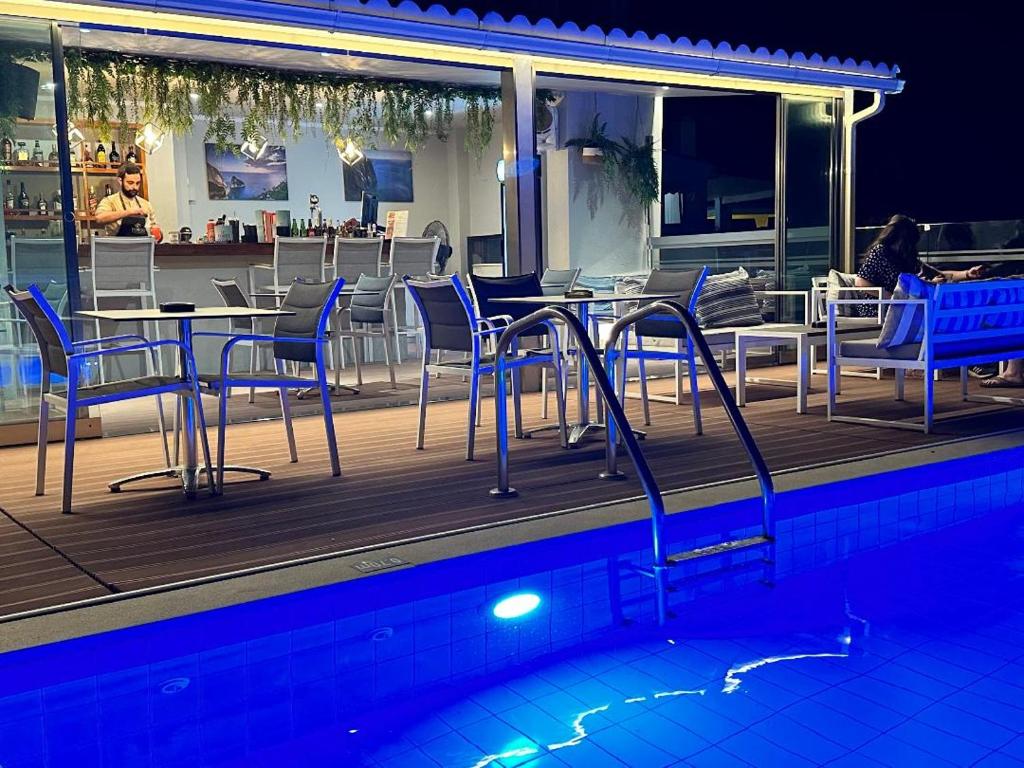Bazén v ubytování Porto Planos Beach Hotel nebo v jeho okolí