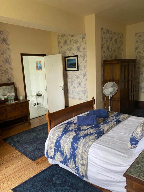 Le Logis des Quatre Puits - Triple Room With Bathroom