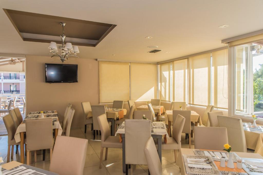 TV a/nebo společenská místnost v ubytování Porto Planos Beach Hotel