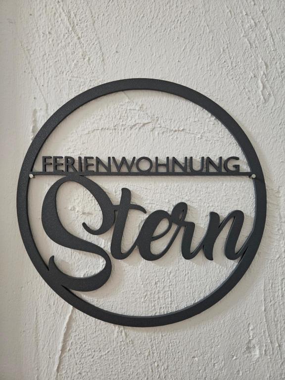 Una señal de que un lobo salvaje colgando de una pared en Ferienwohnung - Stern - en Rollshausen