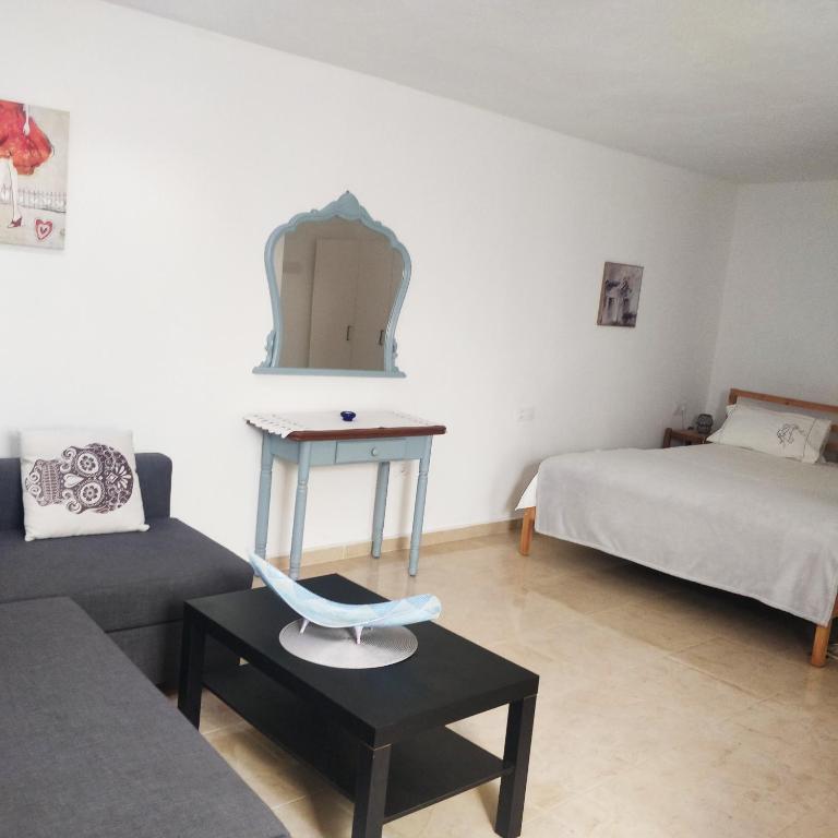 Zimmer mit 2 Betten und einem Tisch mit einem Stuhl in der Unterkunft One bedroom apartment in Tazacorte in Tazacorte