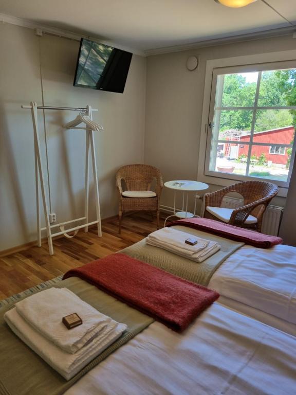 Postel nebo postele na pokoji v ubytování Ödevata Gårdshotell