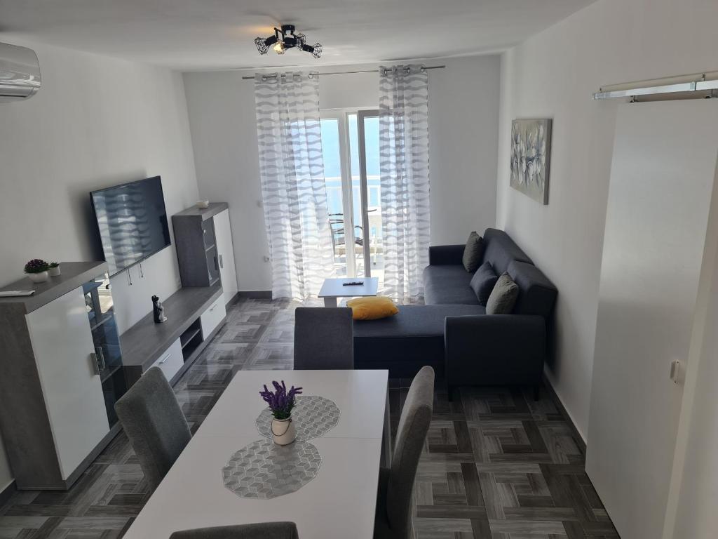 TV a/nebo společenská místnost v ubytování Apartments Pavlić
