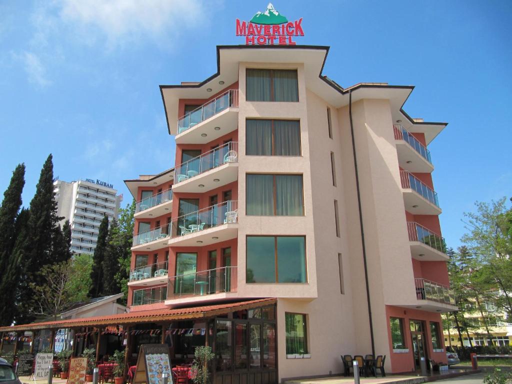 ein hohes Gebäude mit einem Marriott-Hotelschild darauf in der Unterkunft Maverick Hotel in Sonnenstrand