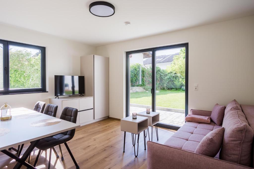 sala de estar con sofá y mesa en Moderne Wohnung mit Terrasse en Innsbruck