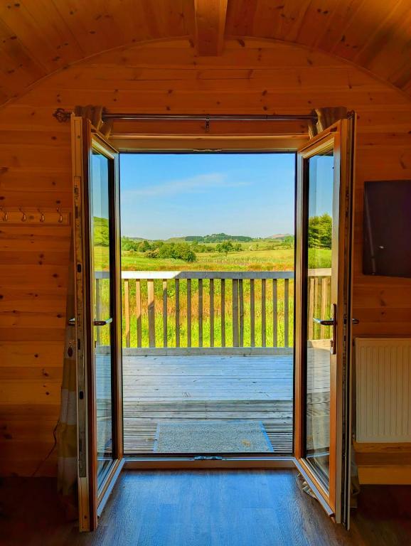 Balkón nebo terasa v ubytování Pond View Pod 2 with Private Hot Tub - Fife - Loch Leven - Lomond Hills