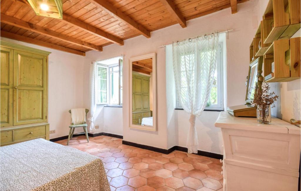 A bed or beds in a room at 3 Bedroom Gorgeous Home In Uscio