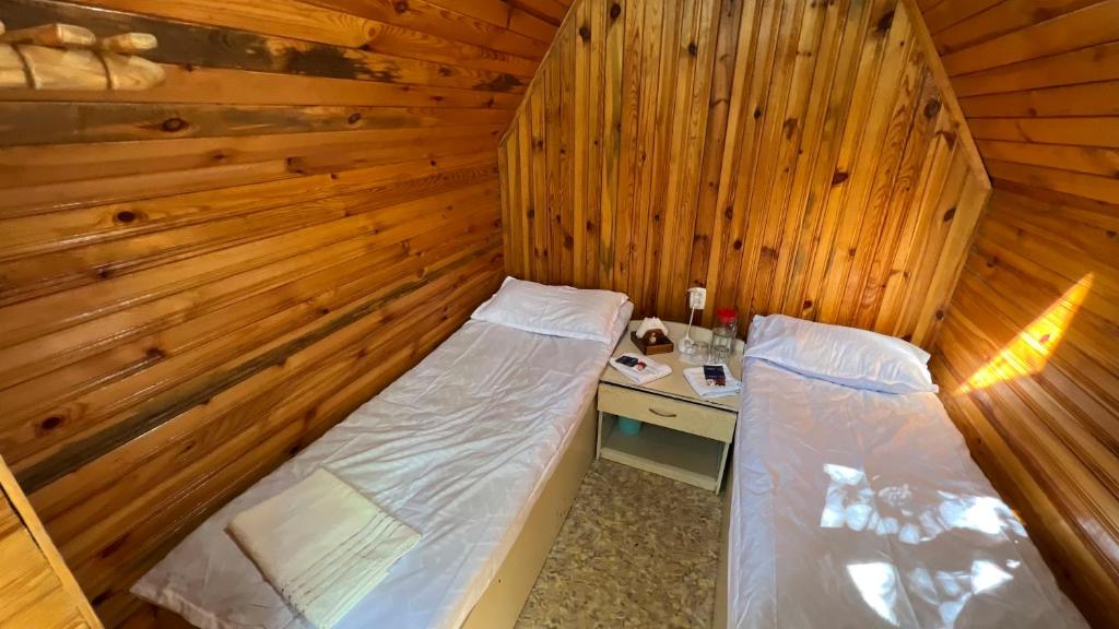 En eller flere senge i et værelse på Birchy Island