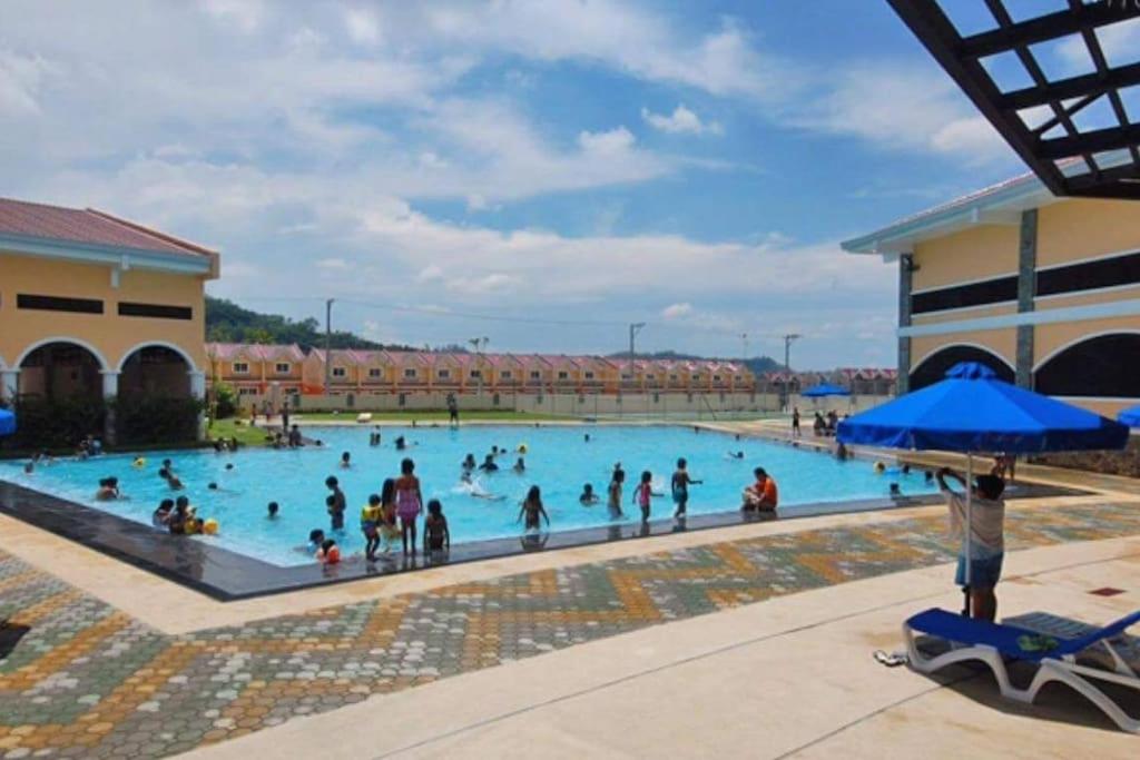 um grupo de pessoas numa piscina em Entire Unit Fully Air-conditioned with Hi-Speed WiFi em Mabalacat