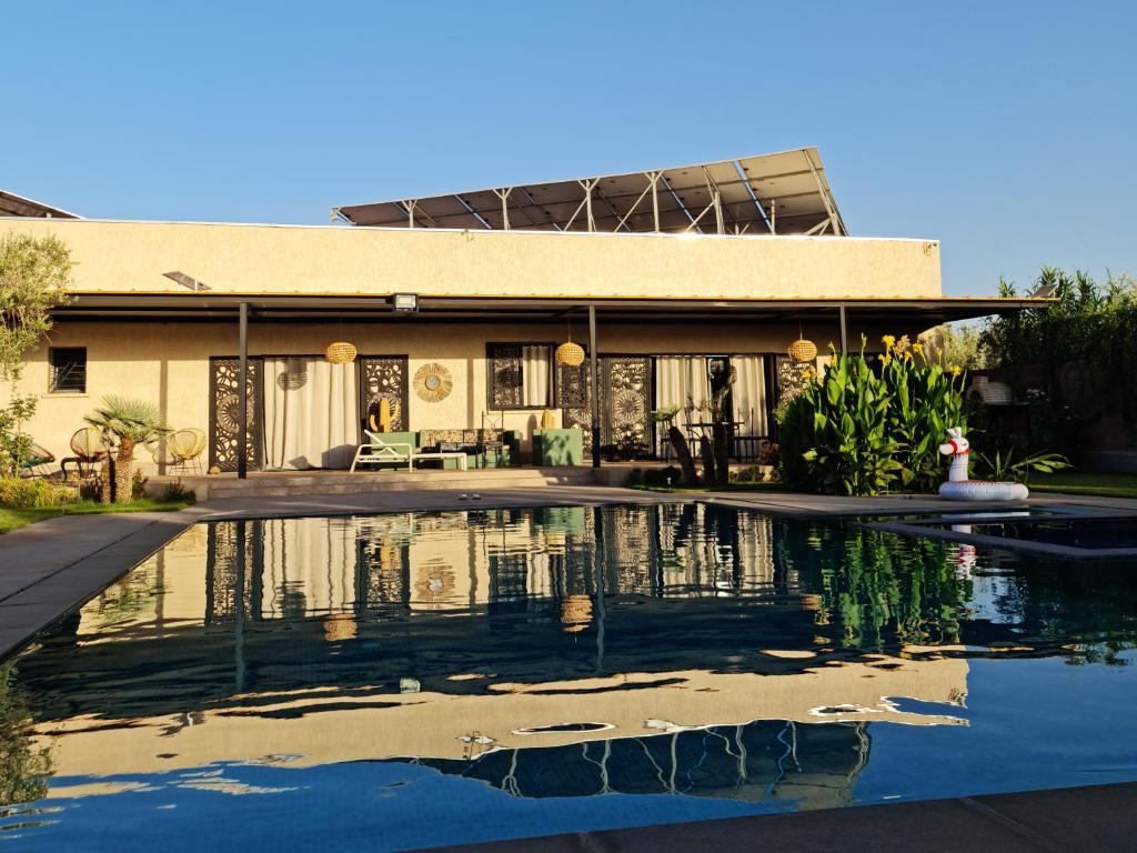 une maison avec une piscine en face de celle-ci dans l'établissement Villa Nathalie Marrakech, à Marrakech