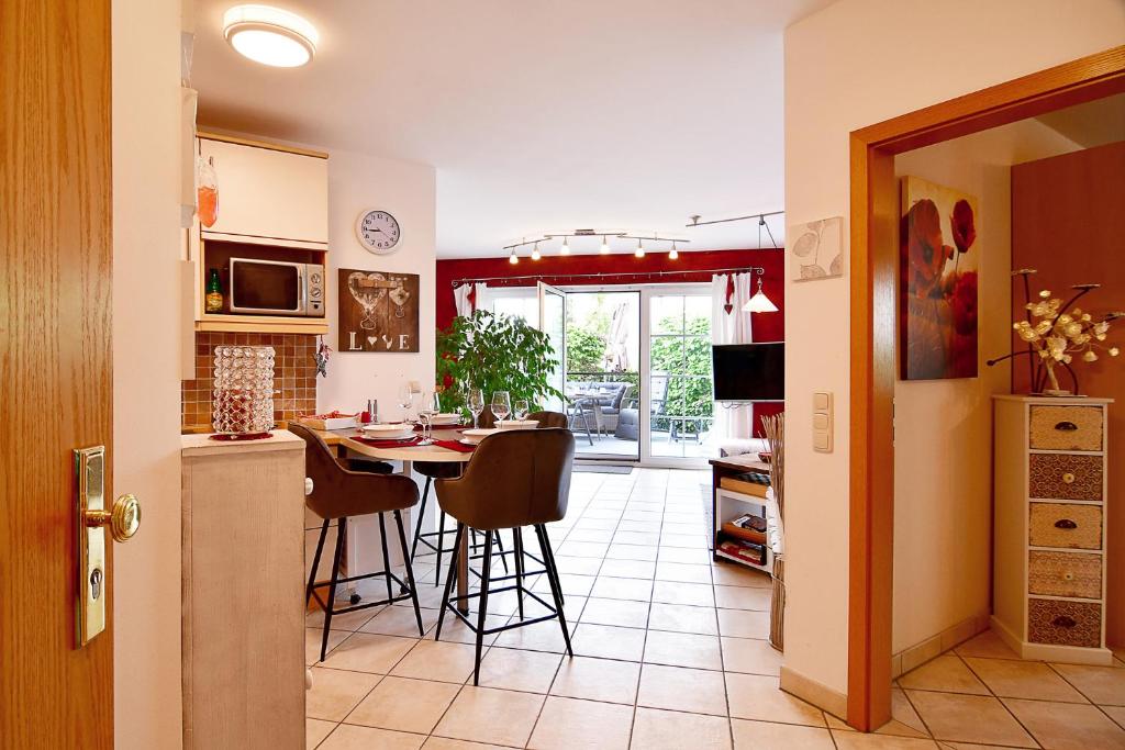 a kitchen and dining room with a table and chairs at Daheim in Koserow in Ostseebad Koserow