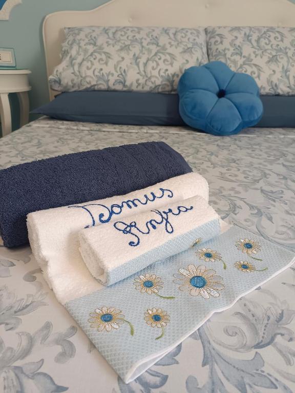 Postel nebo postele na pokoji v ubytování B&B Domus Anfra