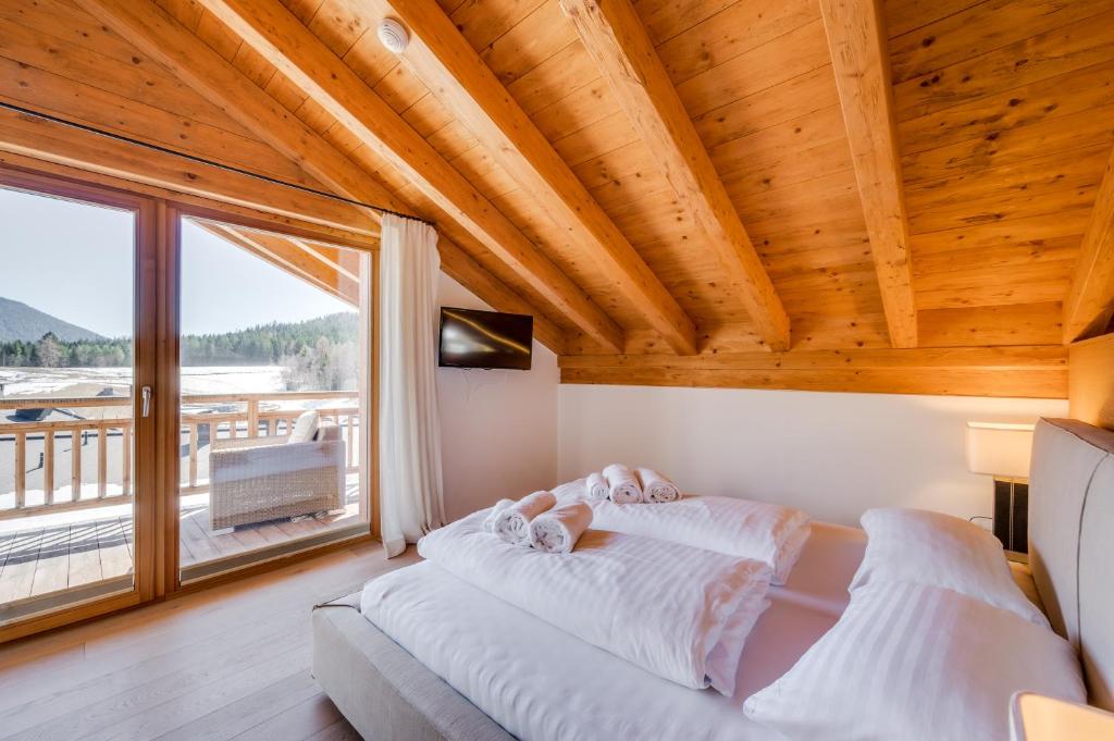 1 dormitorio con 2 camas y ventana grande en Chalet Bergliebe zentral mit Bergblick en Seefeld in Tirol
